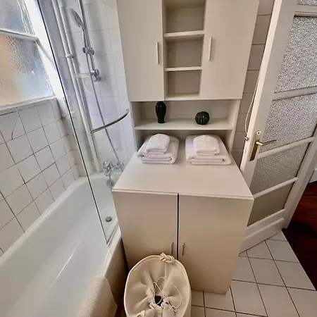 Apartment Beau Deux Pieces Quartier Des Ternes Paris